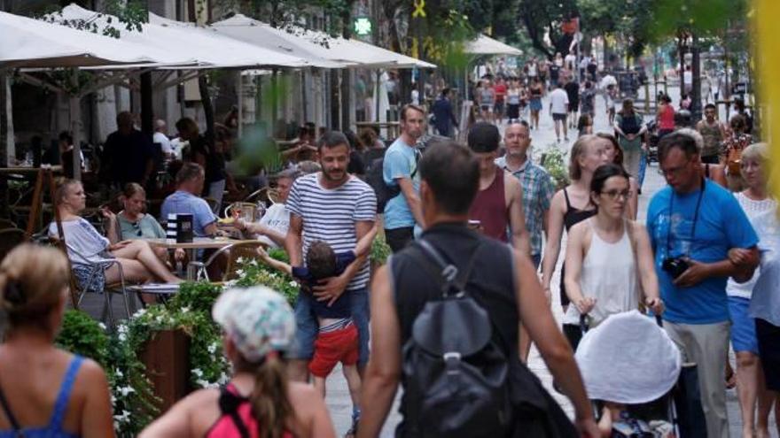 Turistes, passejant aquest estiu pels carrers de Girona, una imatge cada cop més habitual.