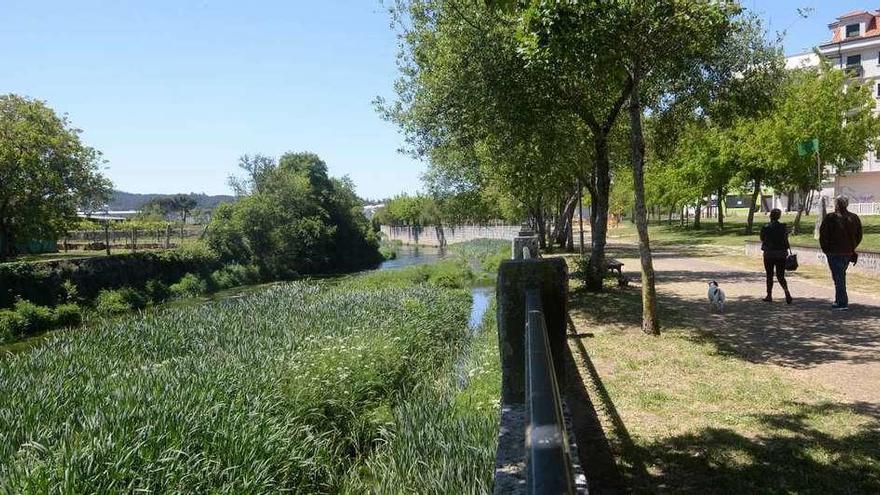 Estado del Río Umia, a su paso por el núcleo de Caldas antes del verano. // Noé Parga