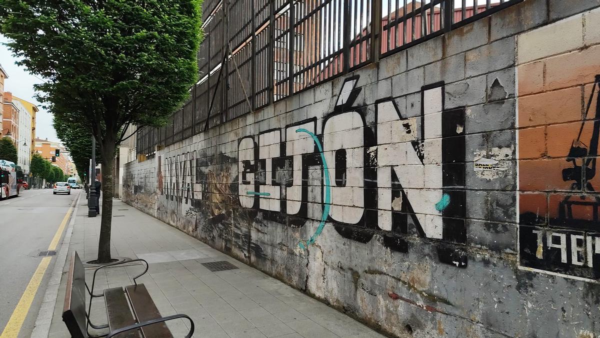 Una vista del mural sobre Naval Gijón, en el colegio Santa Olaya.