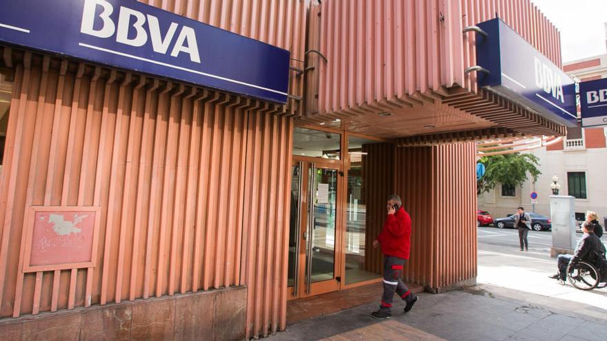 La oficina del BBVA en la Rambla de Alicante.