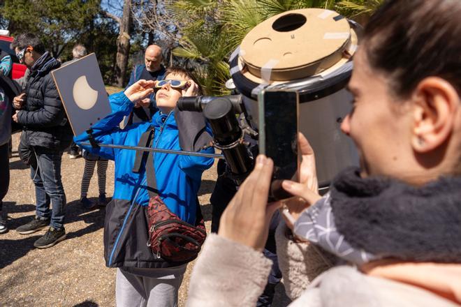 El furor por el eclipse desata la pasión por la ciencia en España: la astronomía se convierte en 'best seller' y las exposiciones se expanden por todo el país