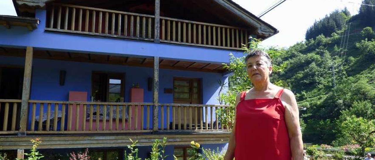 Matilde Martínez, ante sus apartamentos en Vega de Pope (Cangas del Narcea).