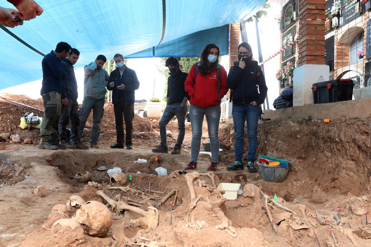 Restos óseos en la excavación desarrollada en Belchite.