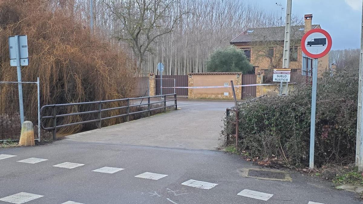Acceso cortado hacia la zona de las Huertas desde las piscinas muncipales de Benavente