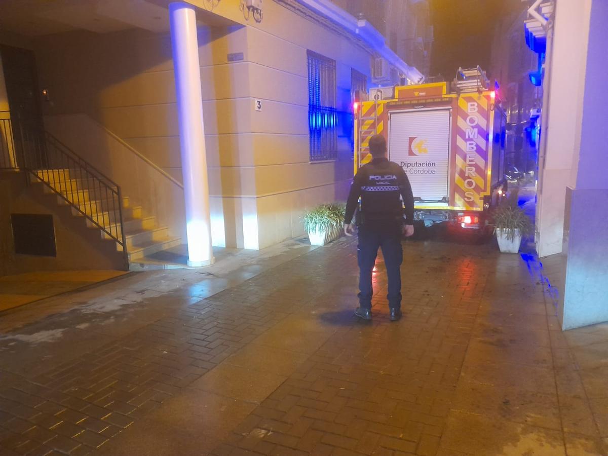 Actuación de los bomberos en la vivienda afectada por el incendio, en la calle Damián Pérez de Lucena.