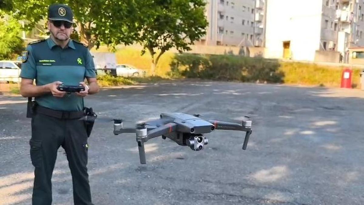 El guardia civil Víctor Manuel Silva, del Equipo Pegaso de Ourense, manejando el dron.