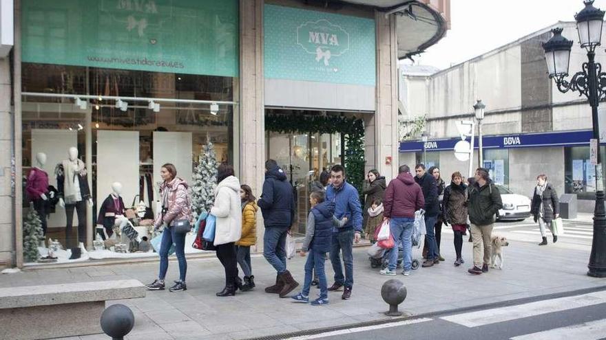 Buena parte de los comercios abrieron sus puertas ayer, aunque solo de mañana. // Bernabé/Ana Agra