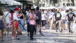 ’Top manta’ de suvenires en las aceras de la Rambla.