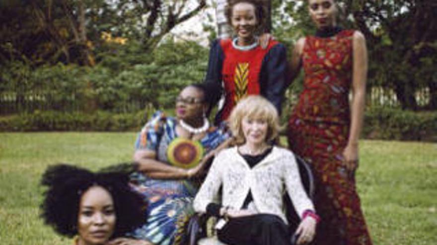 María Teresa Fernández de la Vega junto a unas modelos.