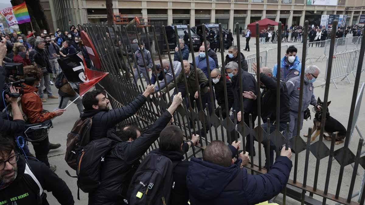 Los profesores que se manifiestan en Barcelona intentan entrar en el Saló de l'Ensenyament