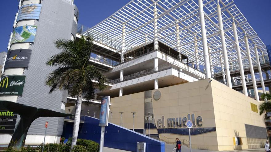 Un hombre pasea por el centro comercial El Muelle, a la entrada del parque Santa Catalina y la zona de cruceros. | | JOSÉ CARLOS GUERRA