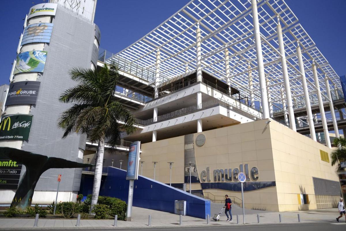 Un hombre pasea por el centro comercial El Muelle, a la entrada del parque Santa Catalina y la zona de cruceros. | | JOSÉ CARLOS GUERRA