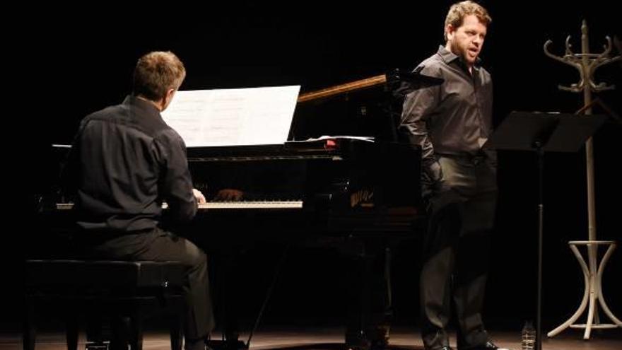 El tenor, Roger Padullés, va posar de llarg el nou auditori de la Fàbrica Vella de Sallent