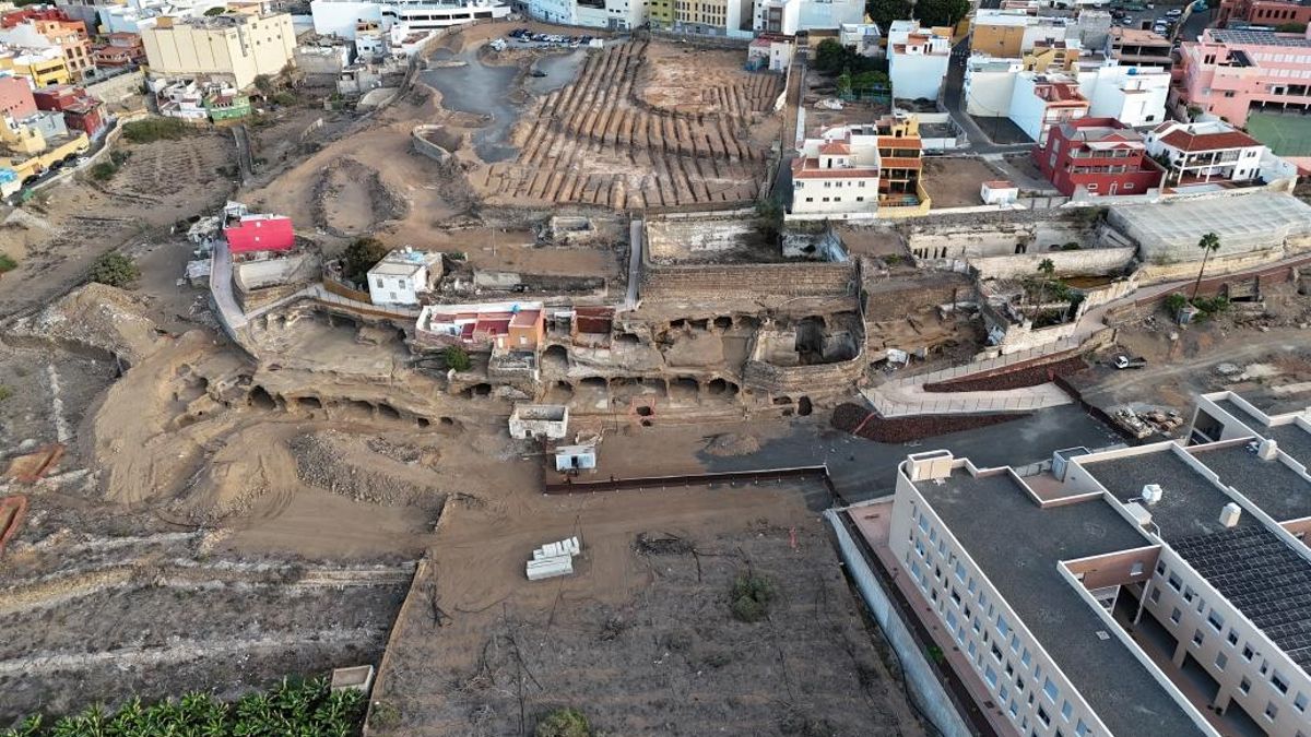 Vista aérea de la zona de El Hospital, con las cuevas descubiertas y el instituto Agáldar en la parte inferior.