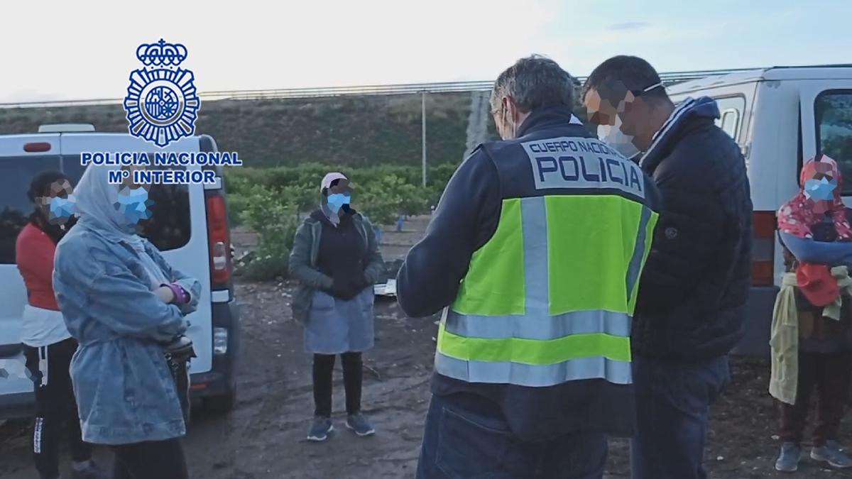 La Policía Nacional detiene al encargado y al capataz de una finca agrícola en Jumilla.