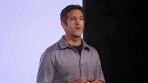 Tim Cook abandona com a CEO d’Apple i dona pas a John Ternus