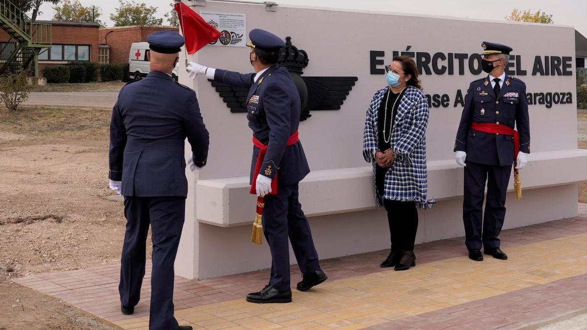 Responsables del  Ejército del Aire descubren una placa que conmemora la efeméride.