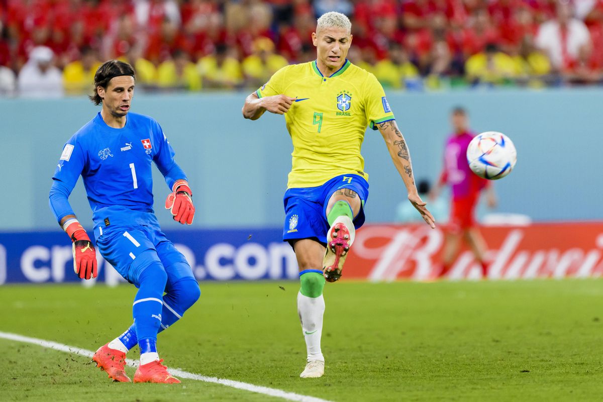 Doha (Qatar), 28/11/2022.- Switzerland’s goalkeeper Yann Sommer in action against Brazil’s forward Richarlison during the FIFA World Cup 2022 group G soccer match between Brazil and Switzerland at Stadium 947 in Doha, Qatar, 28 November 2022. (Mundial de Fútbol, Brasil, Suiza, Catar) EFE/EPA/LAURENT GILLIERON