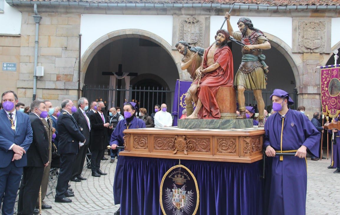 Pasión y devoción en el Desenclavo y en la Procesión del Santo Entierro en Villaviciosa.