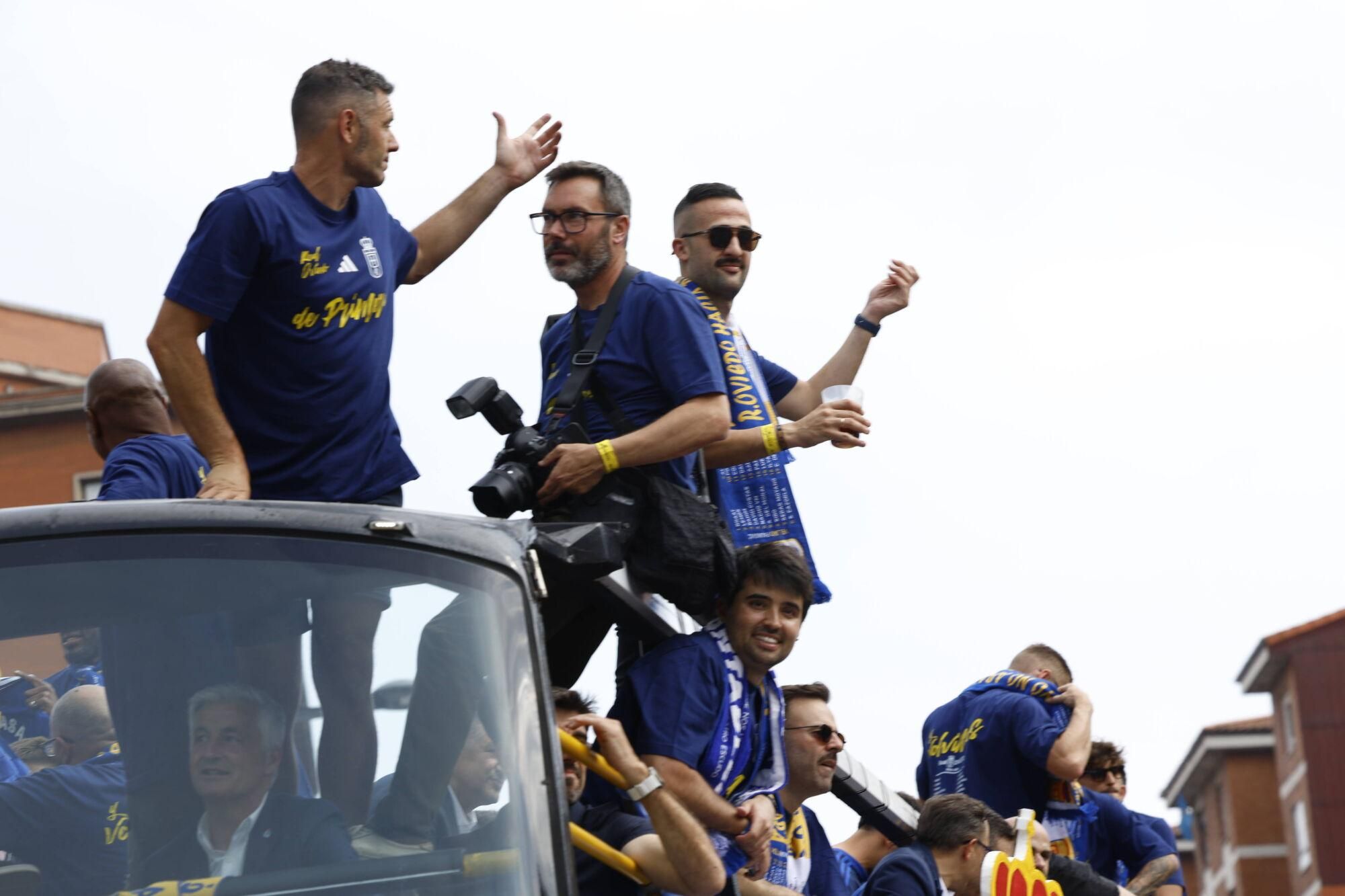 Locura azul en las calles de Oviedo para celebrar el ascenso del equipo a Primera División