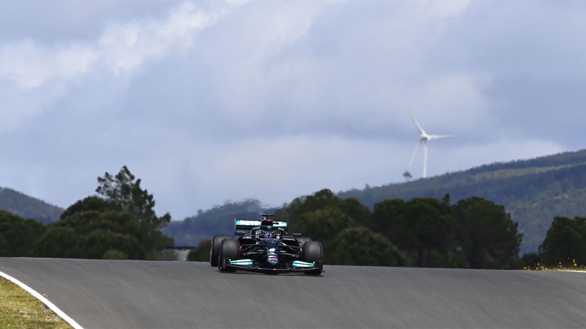 Lewis Hamilton, al volante en Portimao