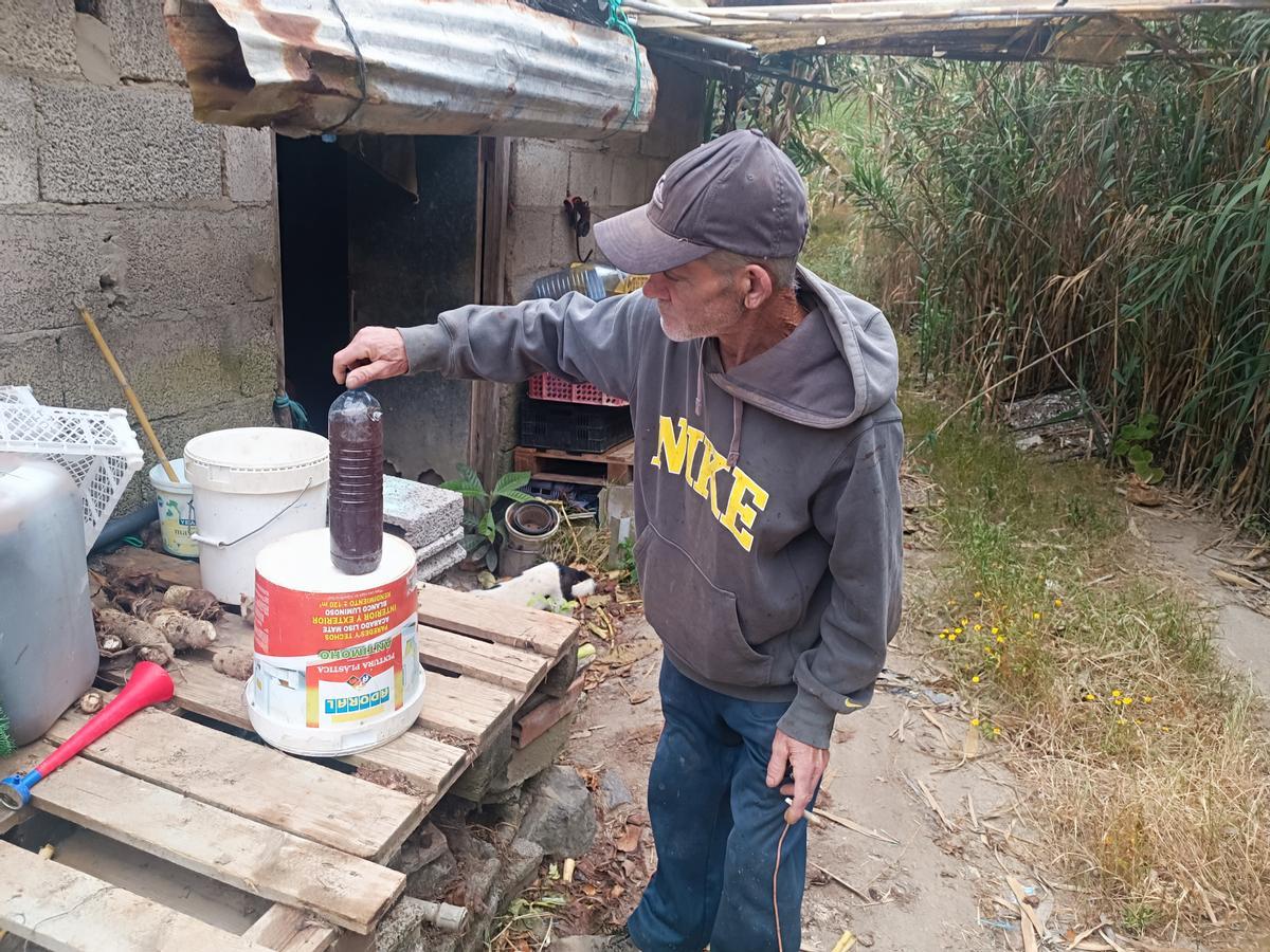 Restos del agua recogida el martes, tras el vertido de la embotelladora.