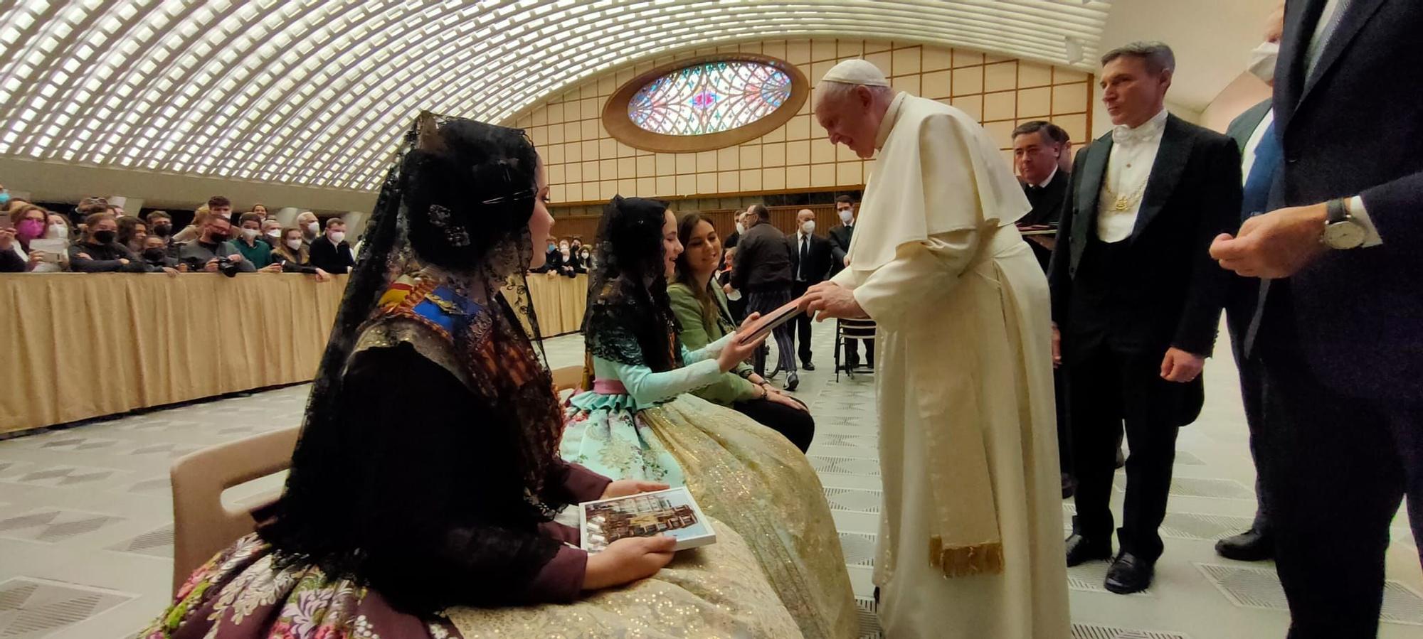 Extra Fallas Levante-EMV. Momento histórico: el papa Francisco recibe a las falleras mayores de València