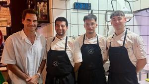 Roger Federer, en el Stagier Bar junto a los trabajadores.