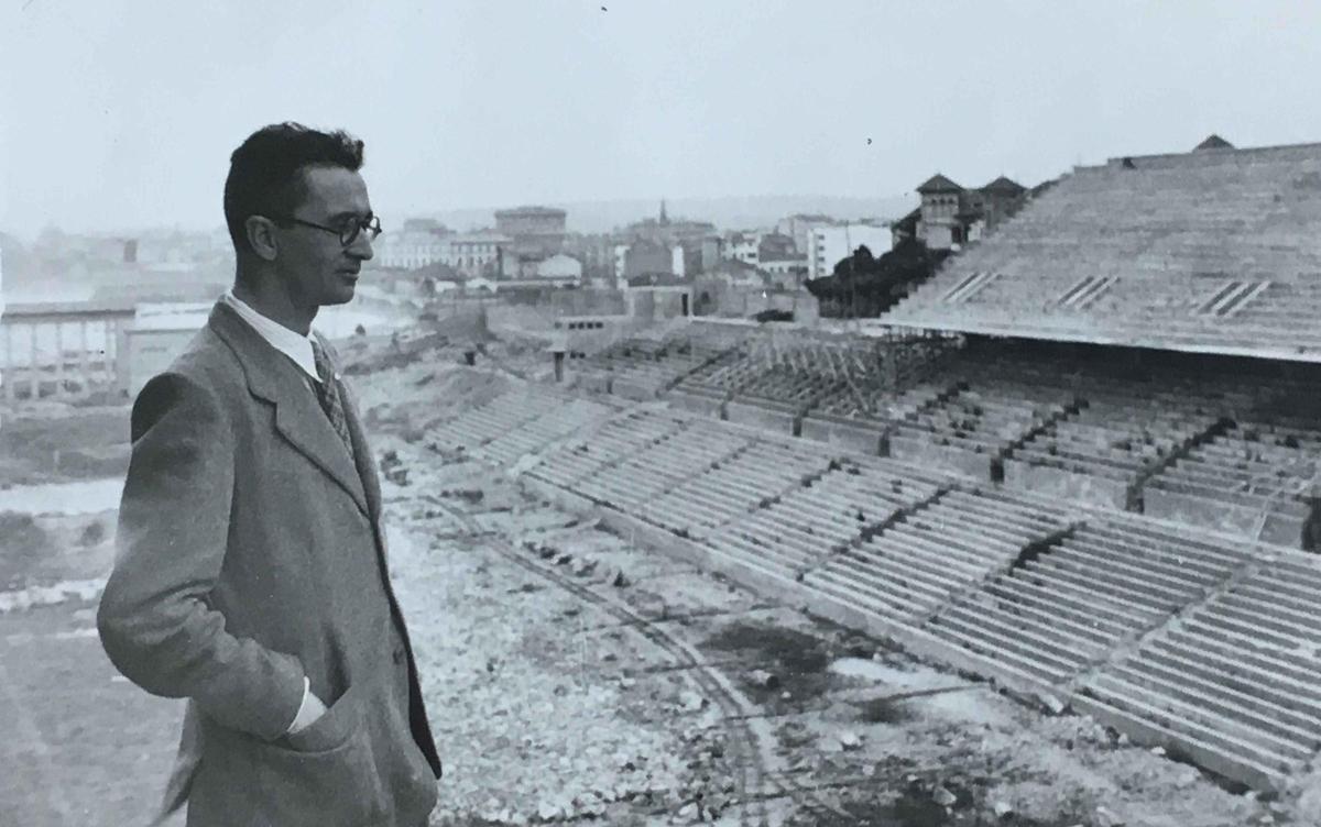 Un joven José Luis Bugallal Marchesi posa delante de Riazor en los años 40 antes de ser inaugurado.