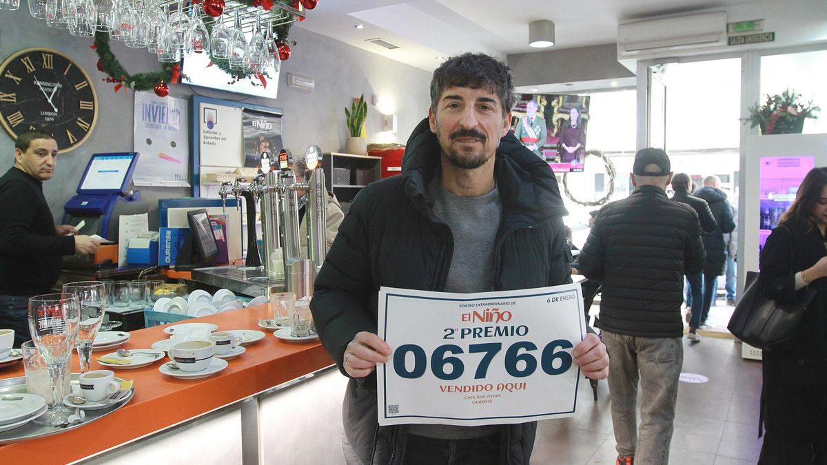 El propietario del Bar Vivian, que vendió el único décimo premiado en la provincia de Ourense.