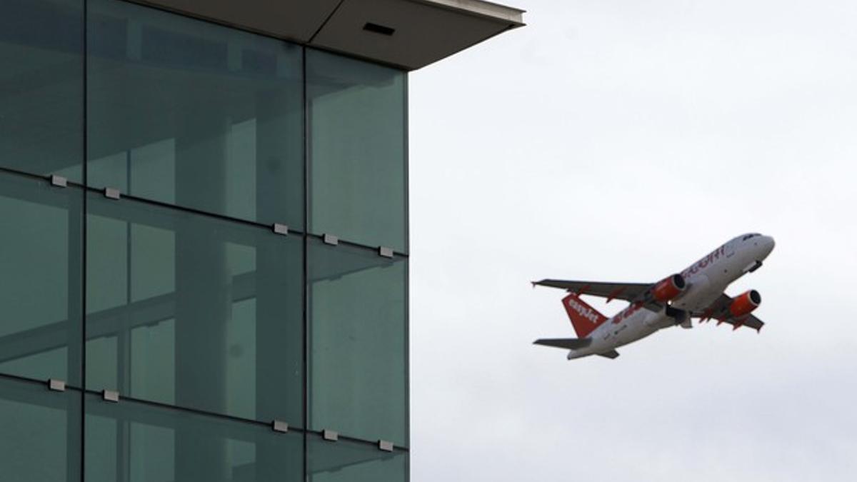 Un avión despega del aeropuerto de El Prat, el pasado diciembre.