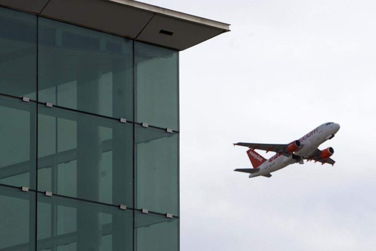 Un avió surt de l’aeroport del Prat, el desembre passat.