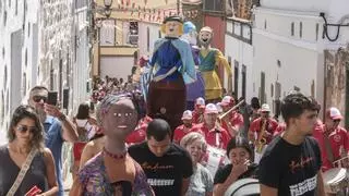 Los papagüevos abren la gran víspera de los Fuegos de San Lorenzo en Las Palmas de Gran Canaria