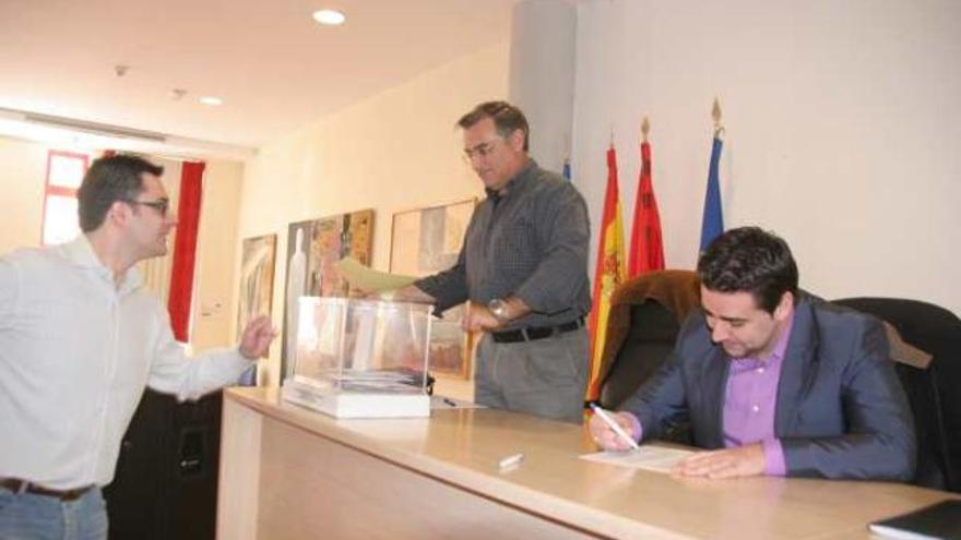 González entrega su voto en la elección de ayer.