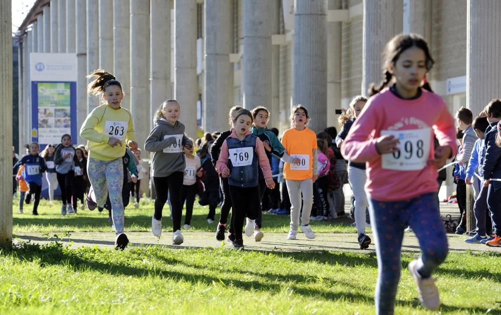 Las niñas y niños participantes, durante la carrera.