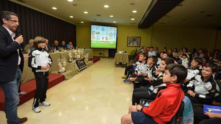 Un momento de la presentación del torneo con los niños del equipo anfitrión en primer término.