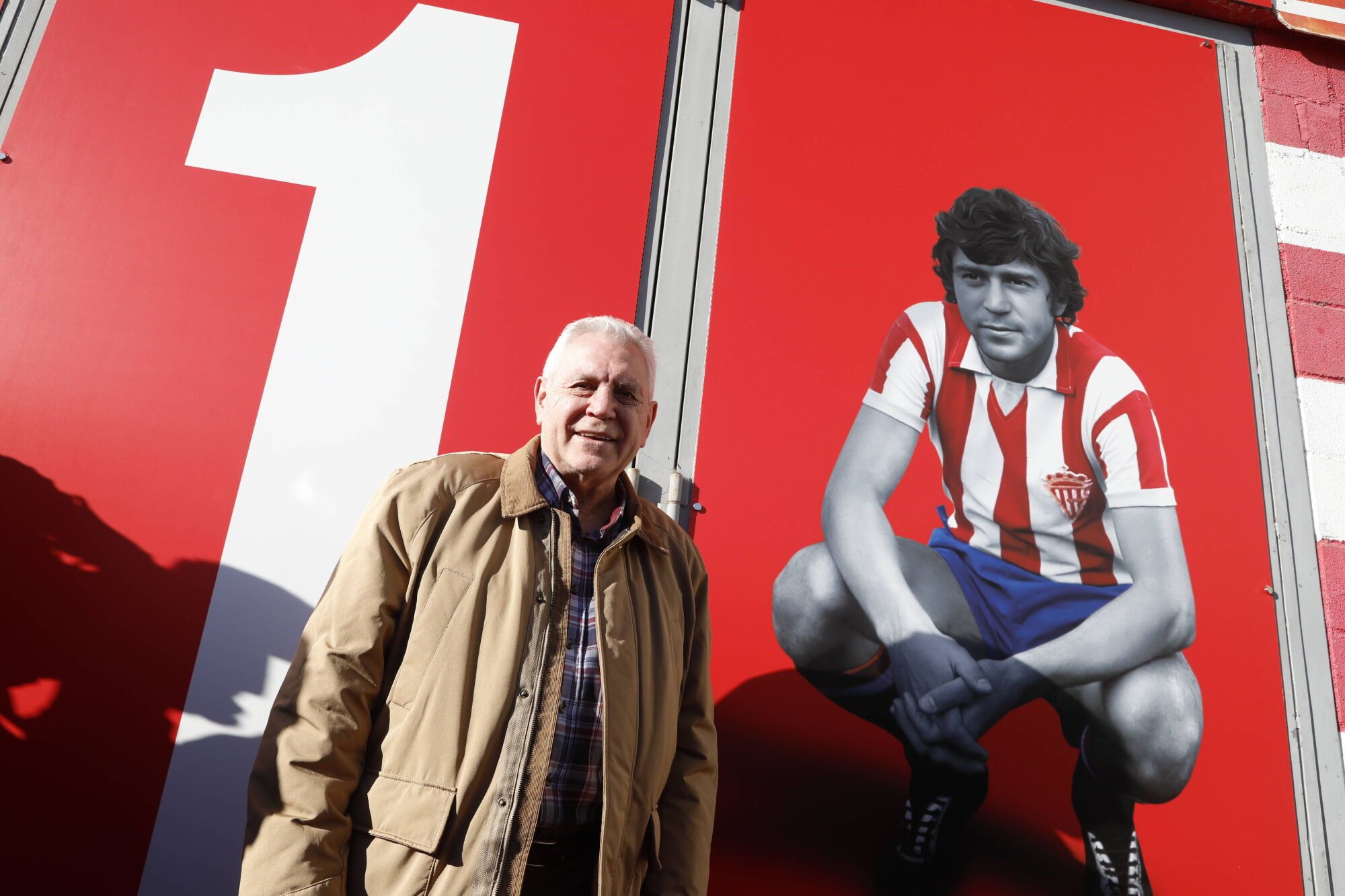 Enzo Ferrero descubre la puerta 11 de El Molinón
