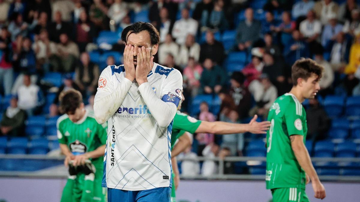 El parón que podía llegar: el Tenerife pierde en casa ante el Racing de Ferrol