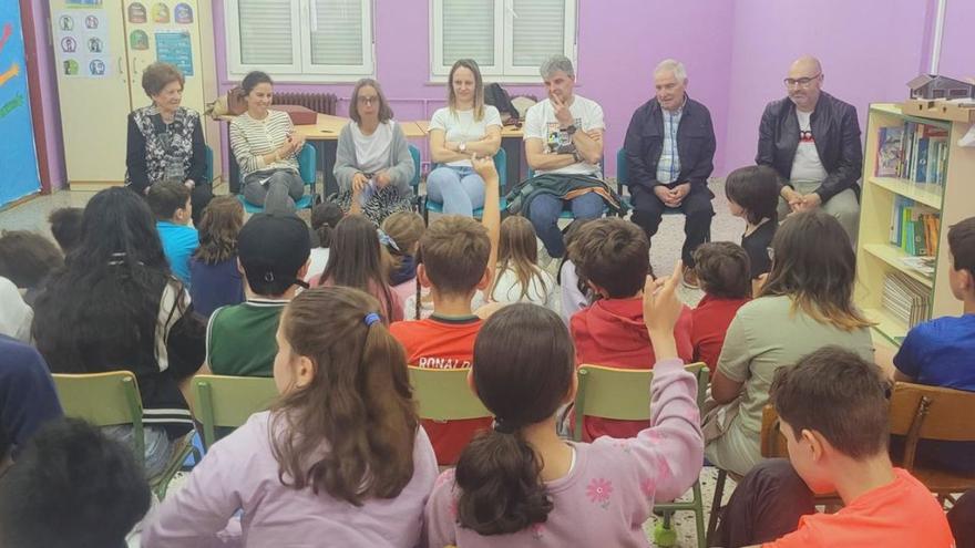 Arriba, el encuentro intergeneracional; en el centro, la foto de familia por los 50 años; abajo, la visita a los alrededores de la escuela, guiada por Michel Mallada. | F. D.