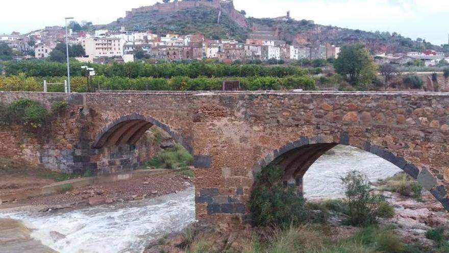 Garajes inundados y cauces llenos tras una noche de intensas lluvias en Castellón