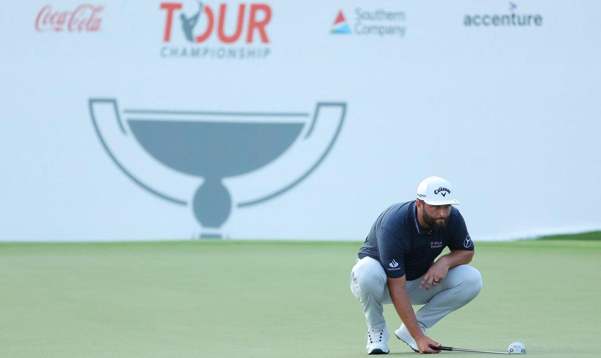 Rahm estudia un putt durante la primera jornada del Tour Championship