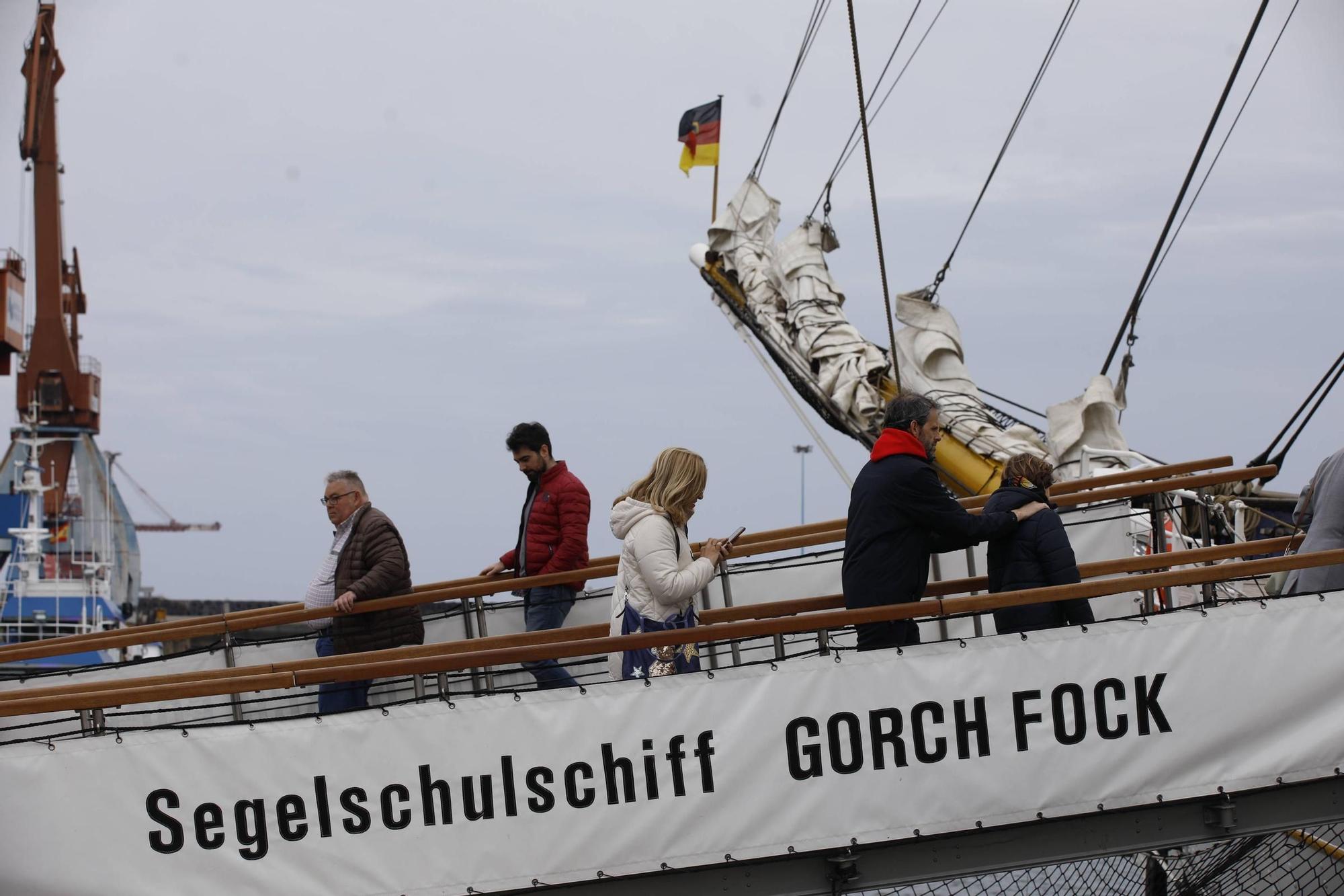 La jornada de puertas abiertas en el buque escuela "Gorch Fock", en imágenes