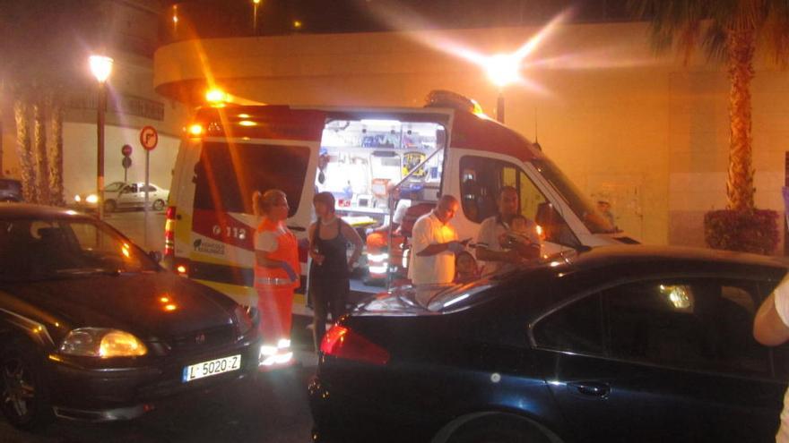 Herida leve al caer una palmera sobre el coche que conducía