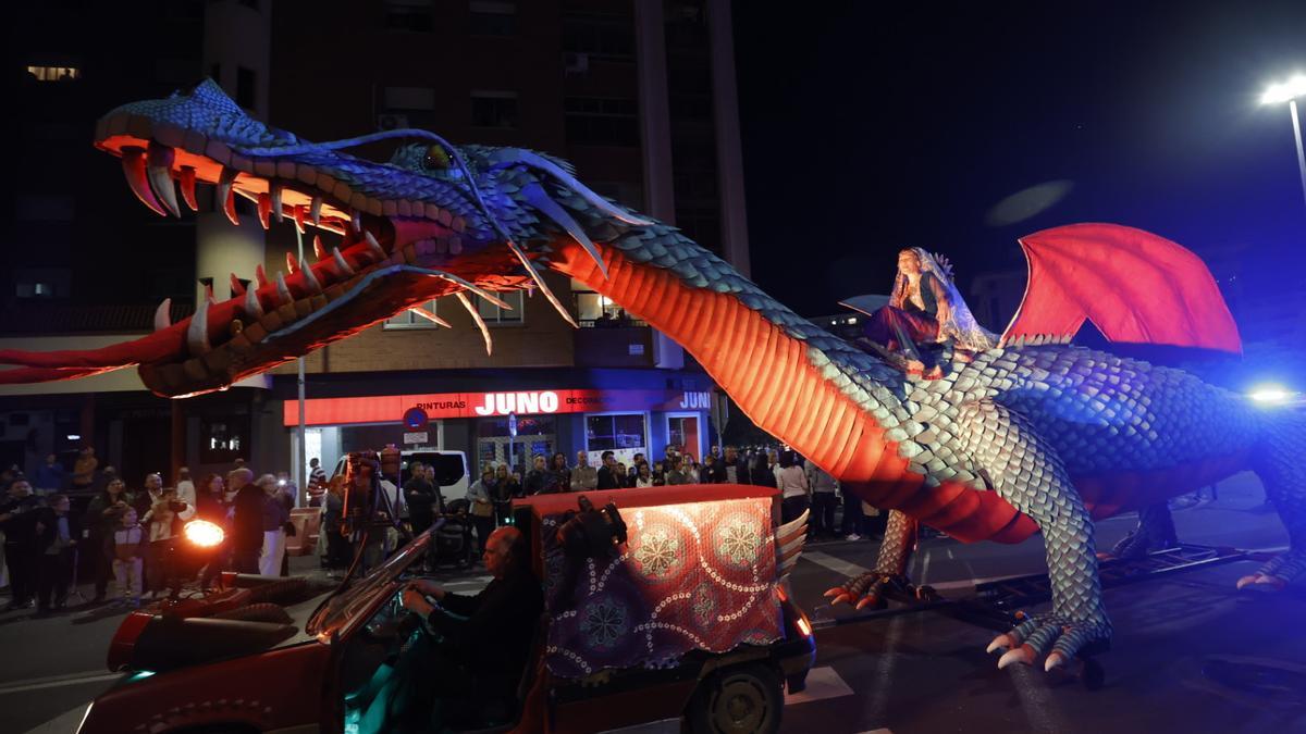 Así fue el dragón de San Jorge que protagonizó el desfile de Cáceres.