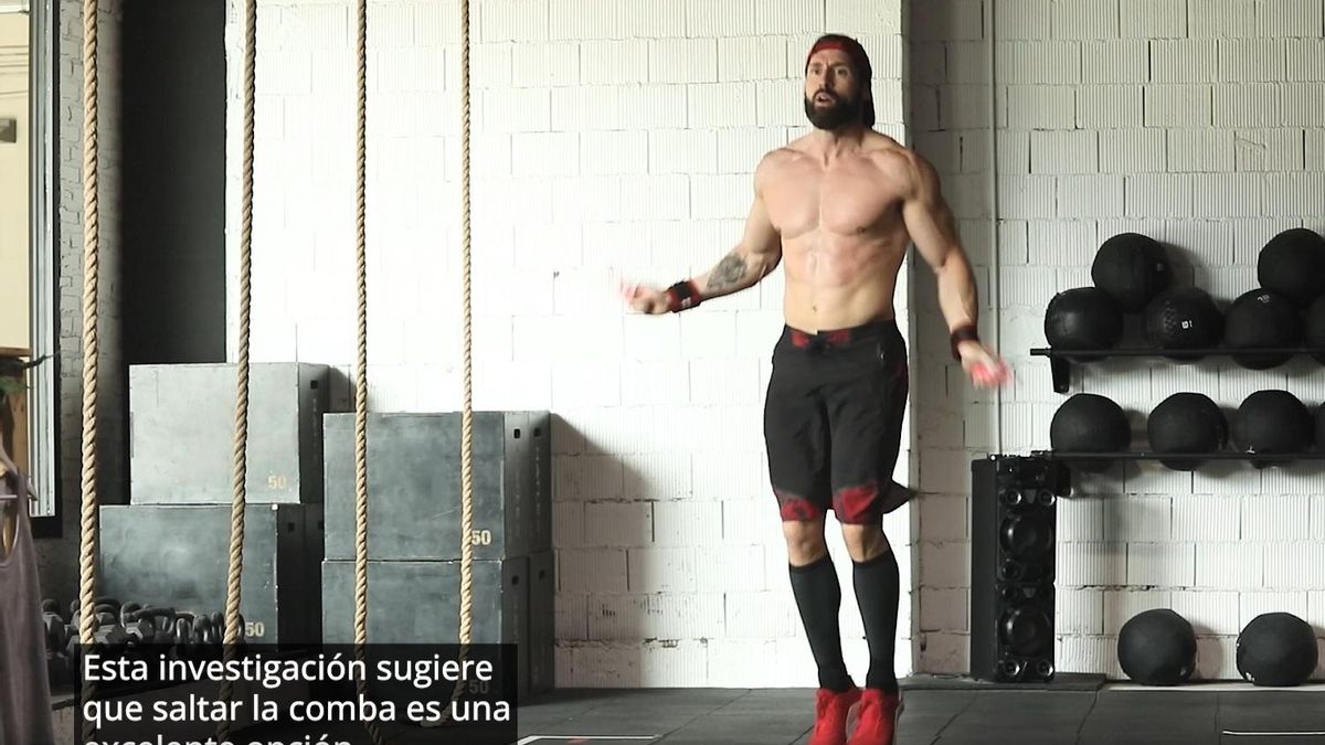 Un hombre salta a la comba en el gimnasio.