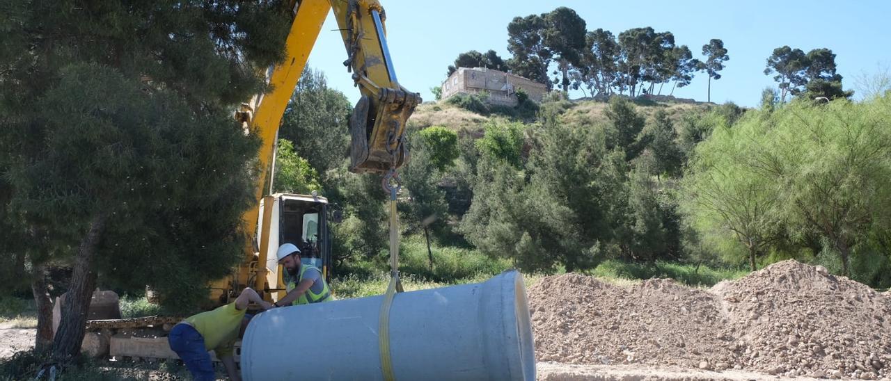 Las nuevas tuberías de la red de saneamiento con el Altico de San Miguel al fondo.