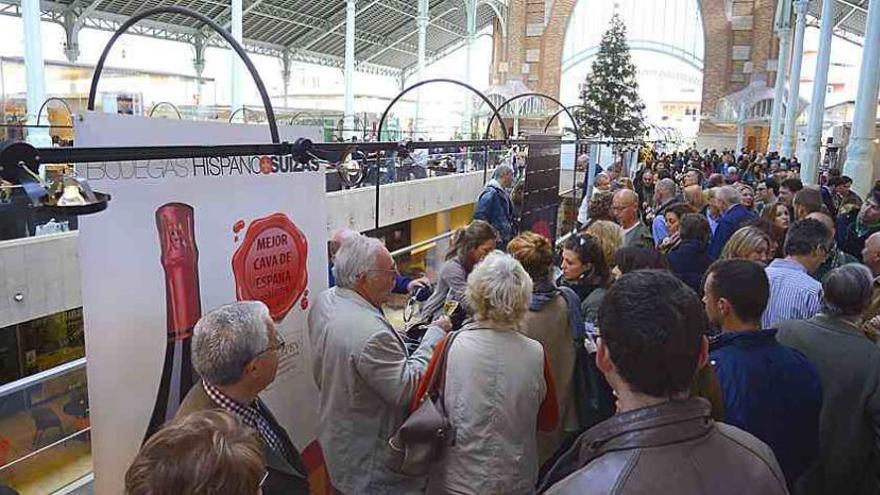 Miles de personas brindan con cava valenciano en el mercado de Colón