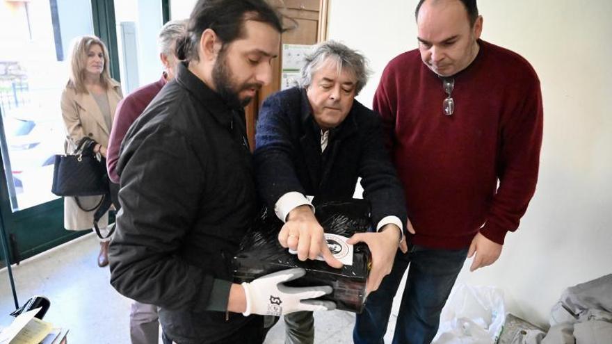 Mateo Fontán, Eduardo Esteban y Antonio Castro sellan el envío de los restos óseos a la Universidad de Granada.   | // RAFA VÁZQUEZ