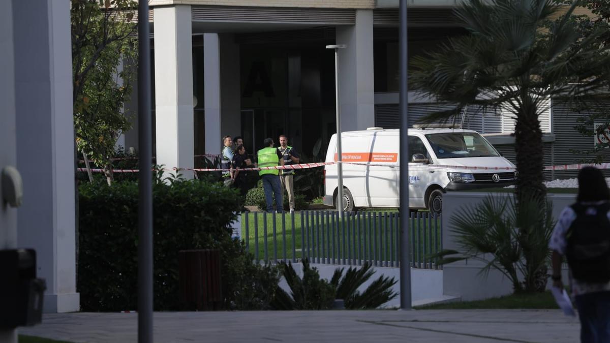 Un furgón del Instituto de Medicina Legal de Valencia durante el levantamiento de cadáver, ayer en el edificio de Campanar.