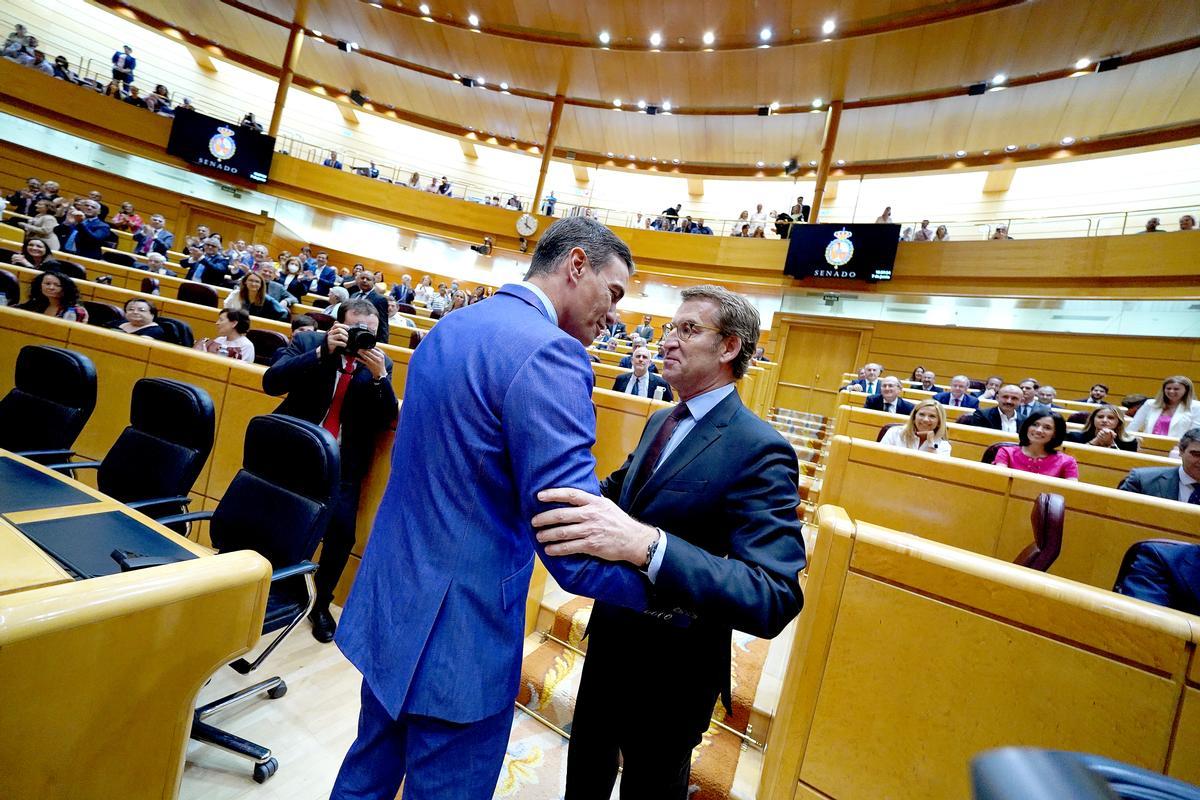 Pedro Sánchez saluda a Alberto Nuñez Feijoo antes de la sesión de control al Gobierno en el Senado.